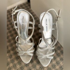 Pelle Moda Size 6.5 Silver Crystal Pump